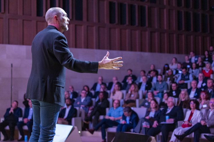 Orateur lors d'une séance plénière