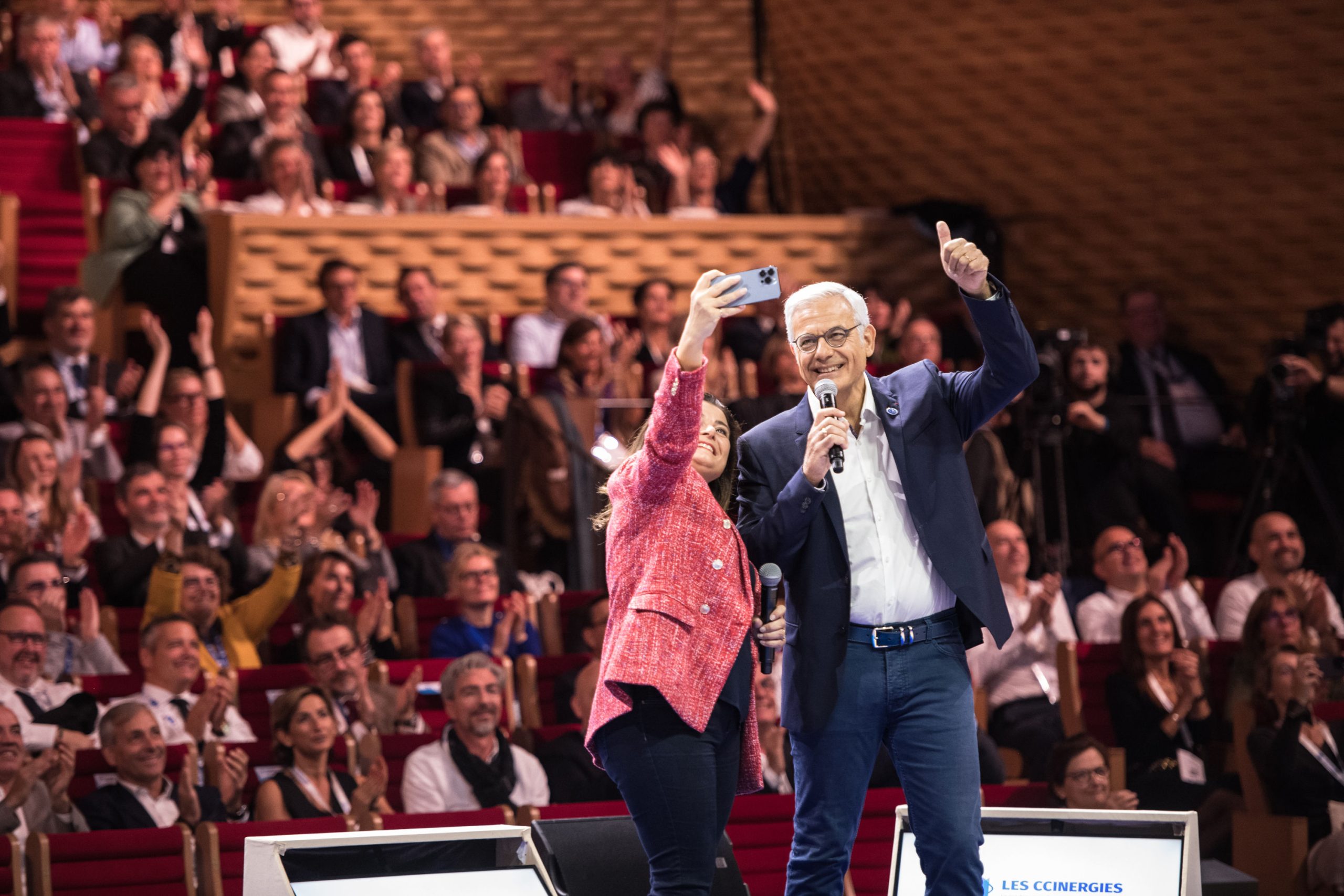 CCInergies - Reportage : le président prend Jun selfie sur scène devant la foule